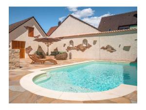 una piscina frente a una casa en Domizil-Kaiserstuhl, en Ihringen