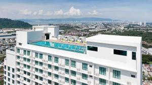 大山脚LOVELY 2ROOM SUITE6PAX@SKY CONDO JURU SENTRAL的带游泳池的建筑物的鸟瞰图