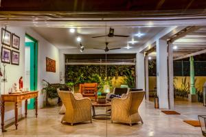 sala de estar con sillas y mesa en Astig Villa - Negombo, en Negombo