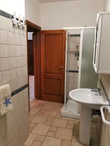 La salle de bains est pourvue d'un lavabo, d'une douche et de toilettes. dans l'établissement La Casa Di Angelo, à Tresnuraghes