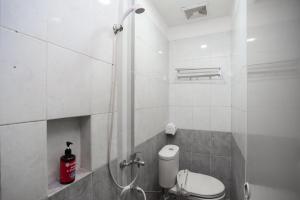 Koupelna v ubytování RedDoorz near Binus Anggrek 2