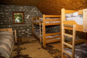 um quarto com 2 beliches e uma cama em Skala Resort em Gusinje