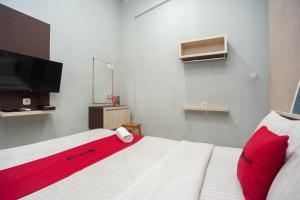 TV a/nebo společenská místnost v ubytování RedDoorz near Binus Anggrek 2 + 13 fotografií
