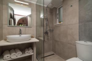 A bathroom at Alykes Park Bungalows