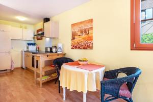 蘇爾茨堡的住宿－Hach，厨房配有桌椅和桌子。