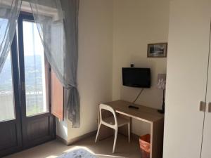TV a/nebo společenská místnost v ubytování B&B Casa Miraglia