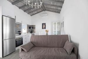 uma sala de estar com um sofá na cozinha em Ferro Piscina Climatizada 1 Diciemb em Chiclana de la Frontera