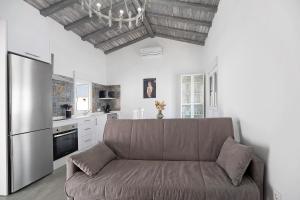 a living room with a couch in a kitchen at Ferro Piscina Climatizada in Chiclana de la Frontera