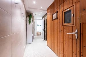 un corridoio con una TV su una parete di legno di keyone rooms Montafon a Schruns