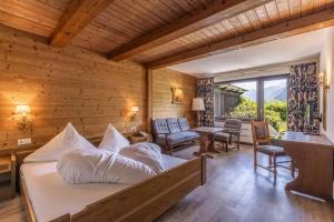 una camera con un letto in una stanza con pareti in legno di keyone rooms Montafon a Schruns