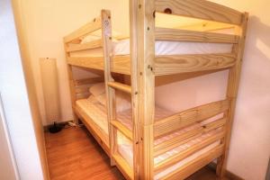 Двухъярусная кровать или двухъярусные кровати в номере Bel appartement Bagnère de Luchon 4 personnes
