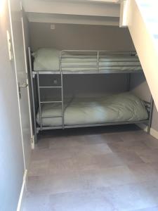 two bunk beds in a room with a floor at OP ZESTIEN in Hippolytushoef