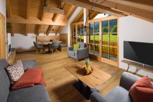 una sala de estar con un sofá y una mesa en Ferienwohnung Unteröd, en Schönau am Königssee