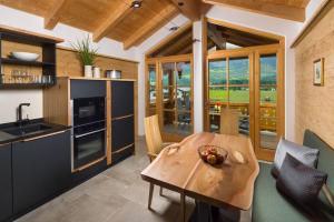 Una cocina con una mesa de madera y un comedor. en Ferienwohnung Unteröd, en Schönau am Königssee