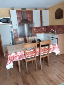 Dapur atau dapur kecil di Grand appartement aux Rousses au dessus de la Meublerie du bois de l'ours