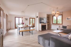 uma sala de estar com um sofá e uma mesa em La Villa Maxine, vue mer et spa em Criel-sur-Mer