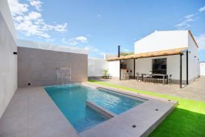 einen Pool im Hinterhof eines Hauses in der Unterkunft Alce piscina climatizada 1diciembre in Chiclana de la Frontera