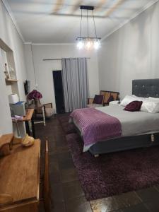 - une chambre avec un lit, un canapé et une table dans l'établissement Guest Room, à Boksburg