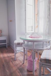 tavolo e sedie in una stanza con tavolo e sedie di Lake Guest Haus a Därligen