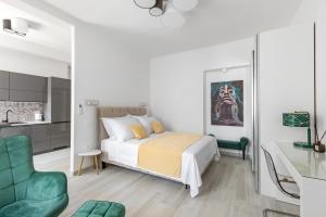 1 dormitorio blanco con 1 cama y 1 silla verde en Studio apartment Home en Split