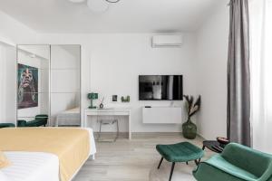 1 dormitorio con 1 cama y 2 sillas y cocina en Studio apartment Home en Split