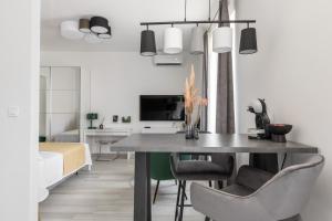 sala de estar con mesa de comedor y sillas en Studio apartment Home en Split