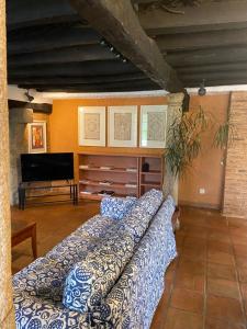 a living room with a couch and a tv at Finca Valdegrullas in Candeleda