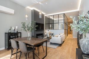 a dining room and living room with a table and chairs at TOTEC VENTURES in Madrid