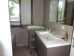 een badkamer met een wastafel en een spiegel bij Villa familiale au coeur d'un village provençal in Sarrians