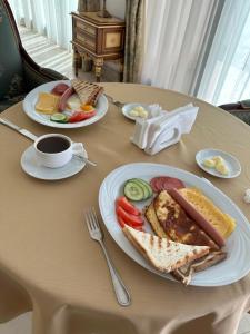 une table avec deux assiettes de nourriture dans l'établissement Акку, à Astana