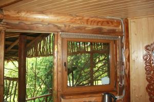 eine Holztür mit einem Fenster in einem Zimmer in der Unterkunft Zarinok in Pilipets