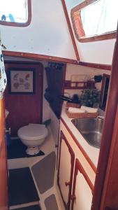 een kleine badkamer met een wastafel en een toilet bij Vacations in a Sailboat in Lissabon