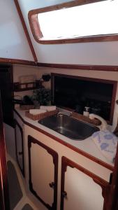 een keuken met een wastafel in een boot bij Vacations in a Sailboat in Lissabon