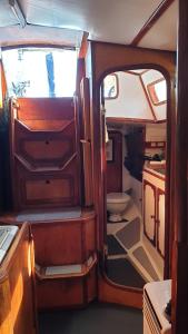 een open ruimte met een toilet in een voertuig bij Vacations in a Sailboat in Lissabon