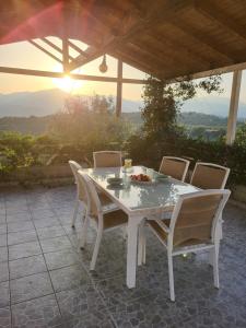 una mesa blanca y sillas en un patio en Mani Hill House en Gytheio