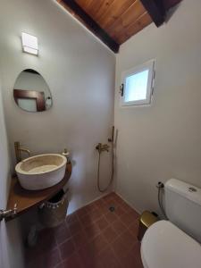 Koupelna v ubytování Mani Hill House + 31 fotografií