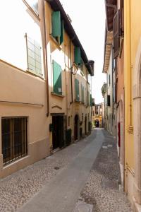 eine leere Straße zwischen Gebäuden in der Unterkunft La Dimora di William Casa nel centro storico di Desenzano in Desenzano del Garda