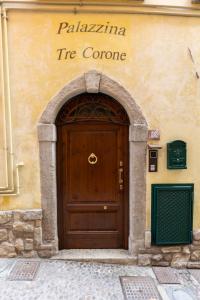 ein Gebäude mit einer Holztür davor in der Unterkunft La Dimora di William Casa nel centro storico di Desenzano in Desenzano del Garda