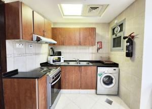 Kuchyň nebo kuchyňský kout v ubytování RH- Convenient 1BR, Central, Walk to Mall of Emirates, Al Barsha1 + 15 fotografií