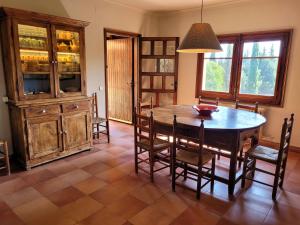 - une salle à manger avec une table et des chaises en bois dans l'établissement Casa de campo en el Empordà, à Cruïlles
