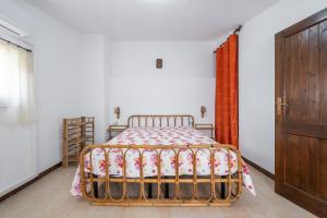 um quarto com uma cama e uma porta de madeira em Spiaggia Grande Junior em Calasetta