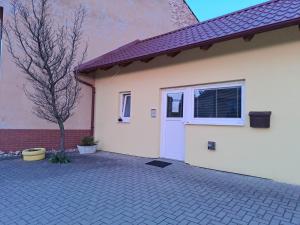 Budova, kde se ubytování v soukromí nachází + 2 fotografie