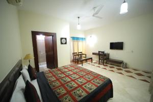 um quarto com uma cama e uma televisão de ecrã plano em Bansi Home Stay em Agra