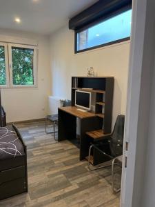 an office with a desk and a computer in a room at Paisible Duplexe sur Villeneuve d ascq in Annappes