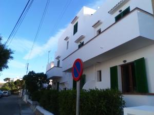 a street sign in front of a white building at Home D'or in Cala d´Or