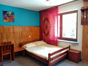 Habitación pequeña con cama y ventana en Bieszczadzka Legenda en Wetlina