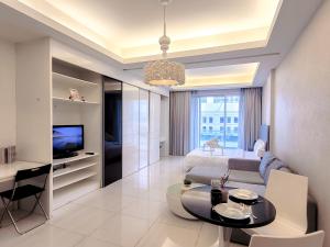 een woonkamer met een bank en een tafel bij Damas Residence Kuala Lumpur in Kuala Lumpur