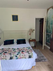 ein Schlafzimmer mit einem großen Bett mit einer bunten Decke in der Unterkunft Jolie Perigourdine 7 Couchages in Champcevinel