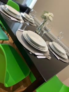 una mesa con platos y utensilios encima en Edgerton Suites, en Huddersfield