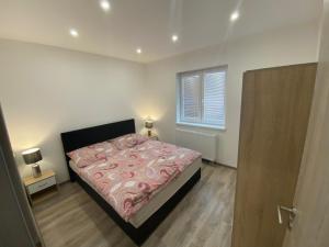 Posteľ alebo postele v izbe v ubytovaní Apartmán Levandule